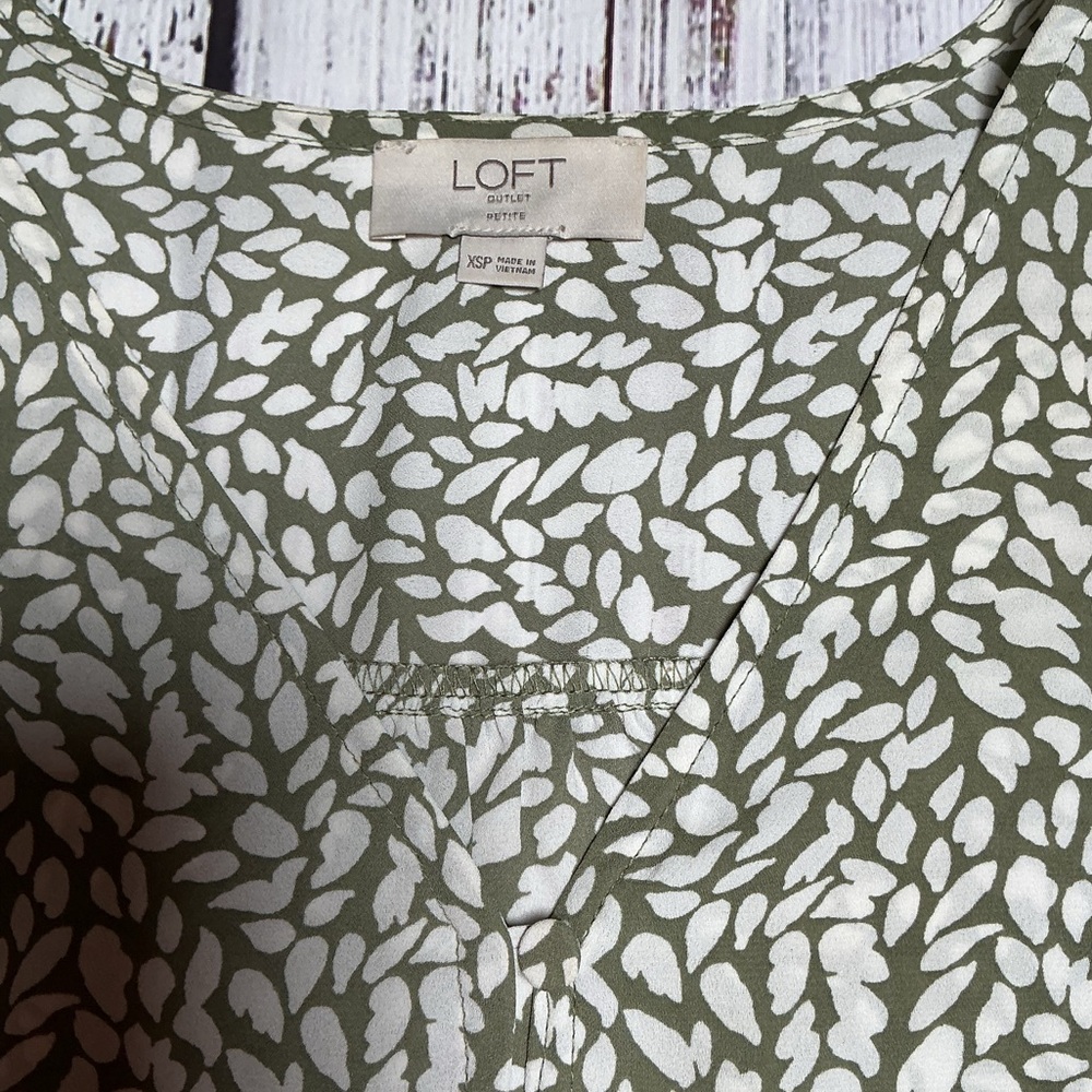 LOFT cap sleeve blouse. Green/white. V-neck. Size XSP - Picture 3 of 8